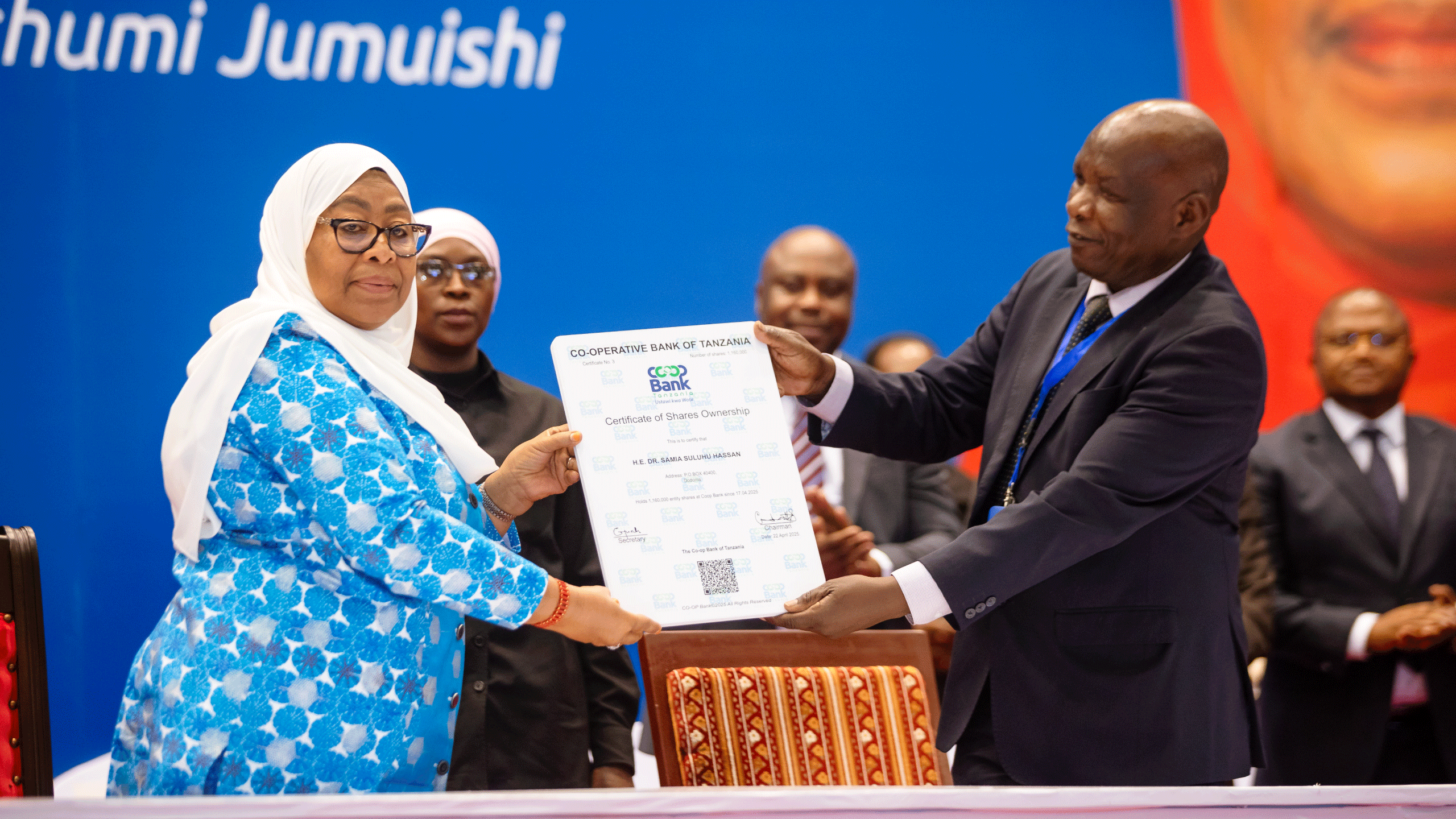 mh rais mama samia akikabidhi cheti cha usajili wa benki ya ushirika tanzania coop bank