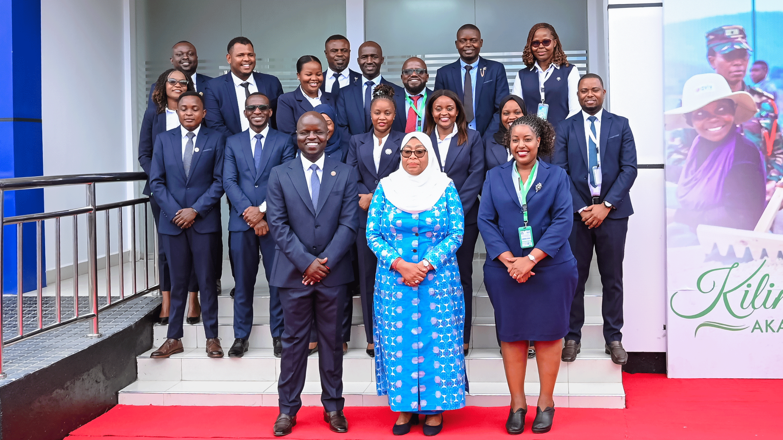 wafanyakazi-wa-benki-ya-ushirika-kwenye-picha-ya-pamoja-na-mh-rais-mama-samia